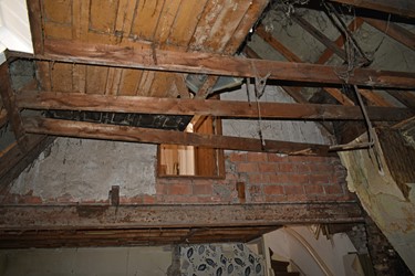 <p>Overzicht van de zolder van het achterhuis van Kamperstraat 36 in de richting van de in 1908 gerealiseerde verhoging van het achterste deel. </p>
